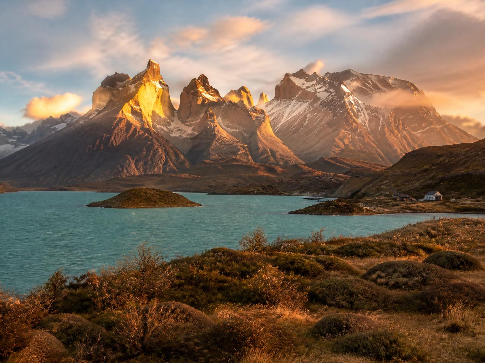 Paisaje de montañas y lago en la Patagonia argentina al amanecer